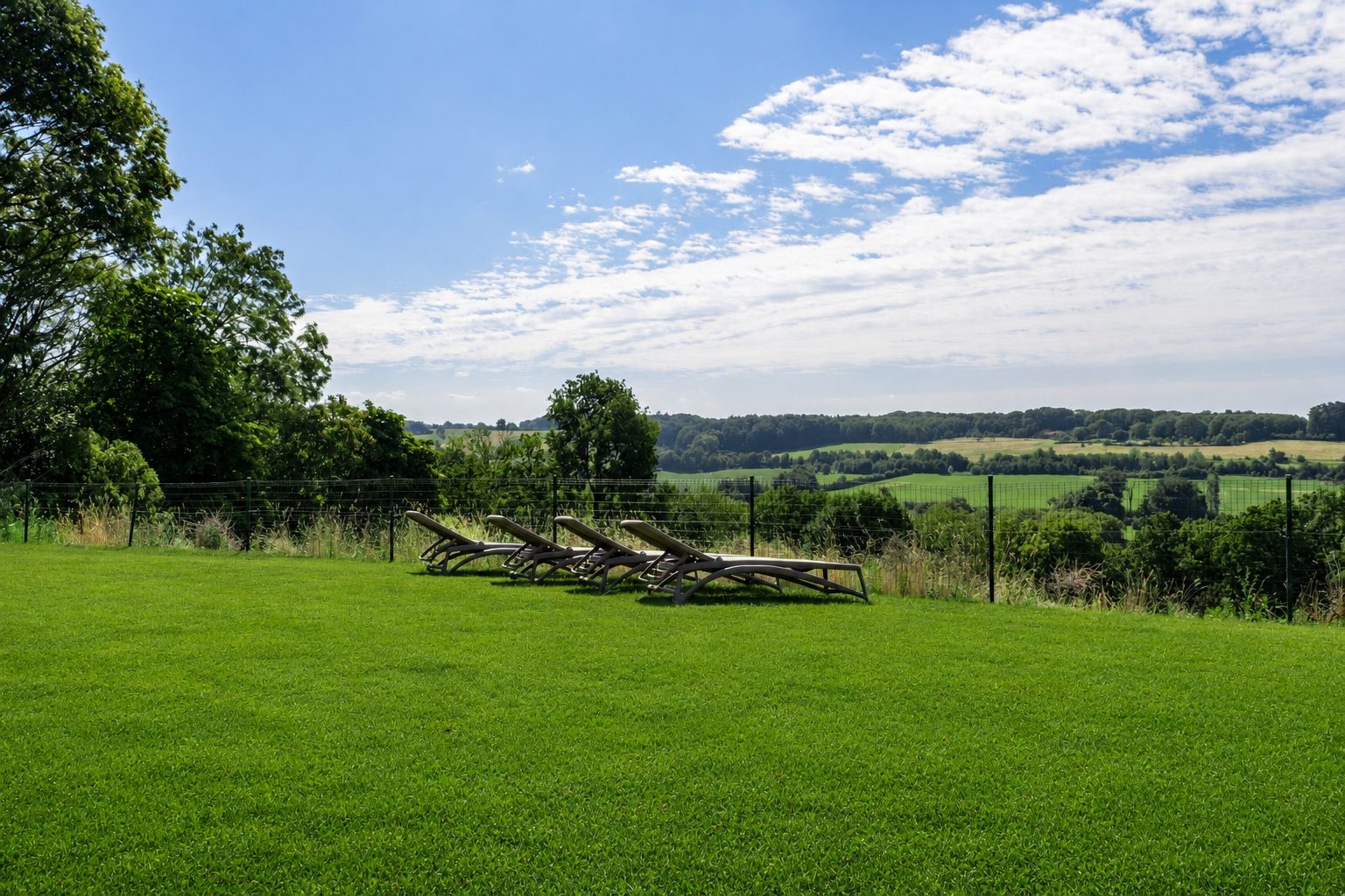 Ligbedden in de tuin met panorama over de Voerstreek