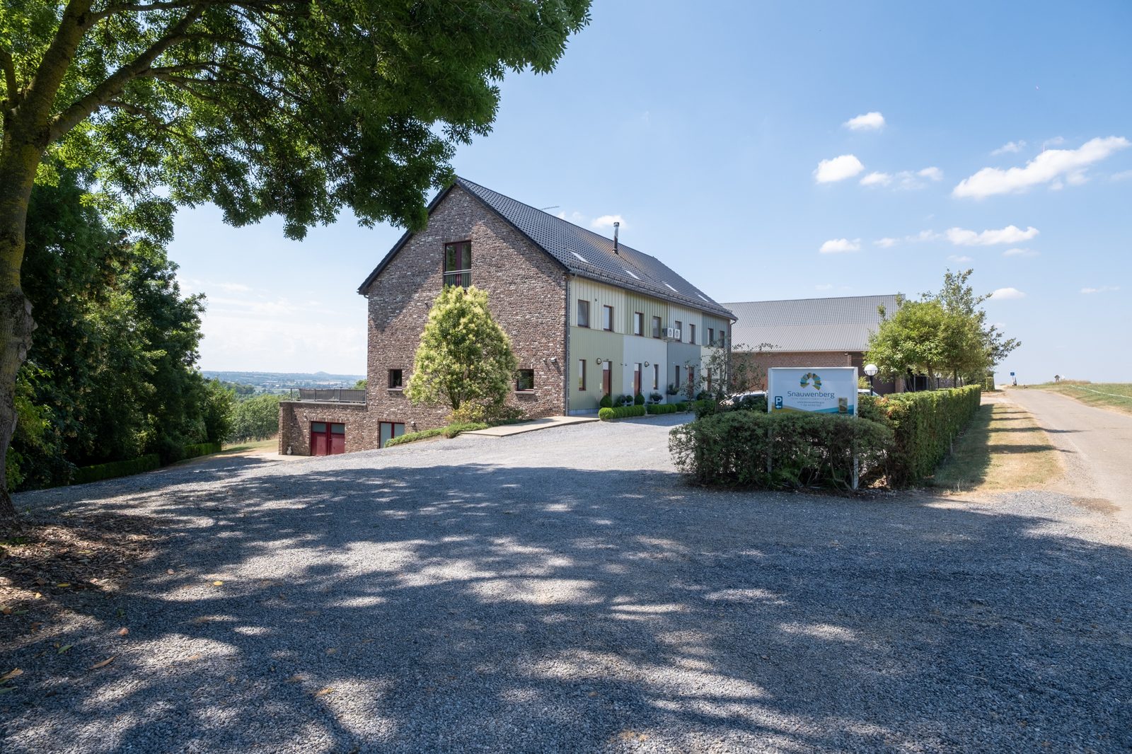 De oprit van de hoeve, hoog boven het Voerense landschap