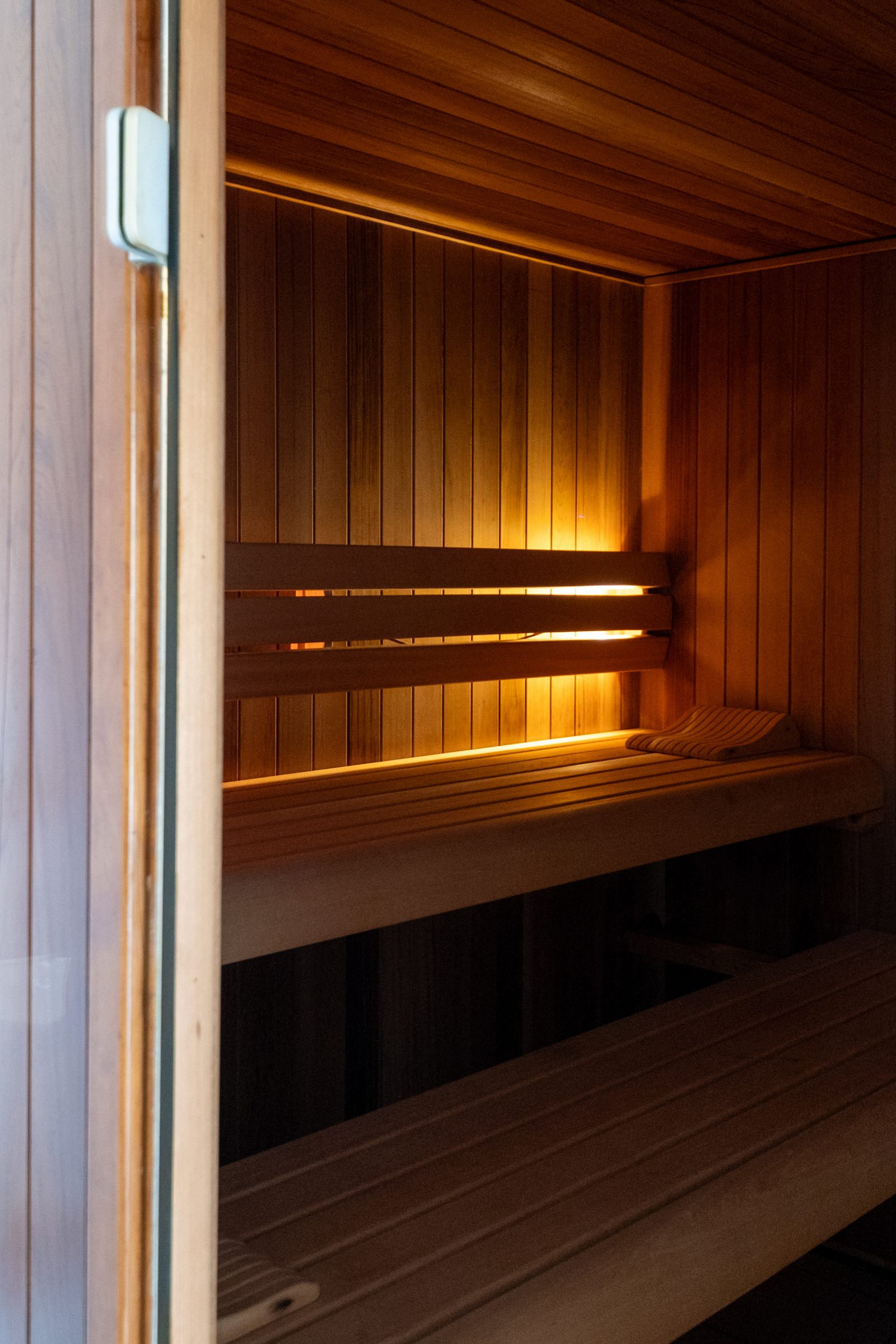 Houten sauna met sfeerverlichting