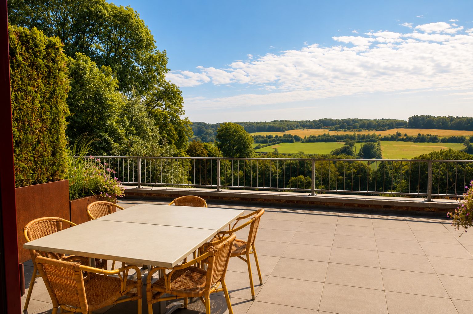 Privéterras met panorama over het Voerense heuvelland