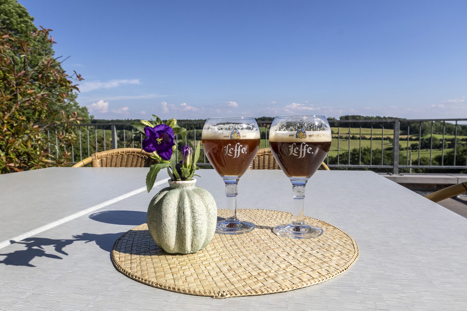 Twee glazen bier op het terras met uitzicht